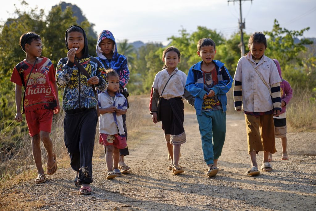 Children walking along a road. Image credit: Bart Verweij/MAG